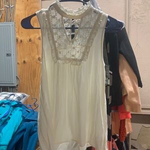 Women’s M sleeveless blouse